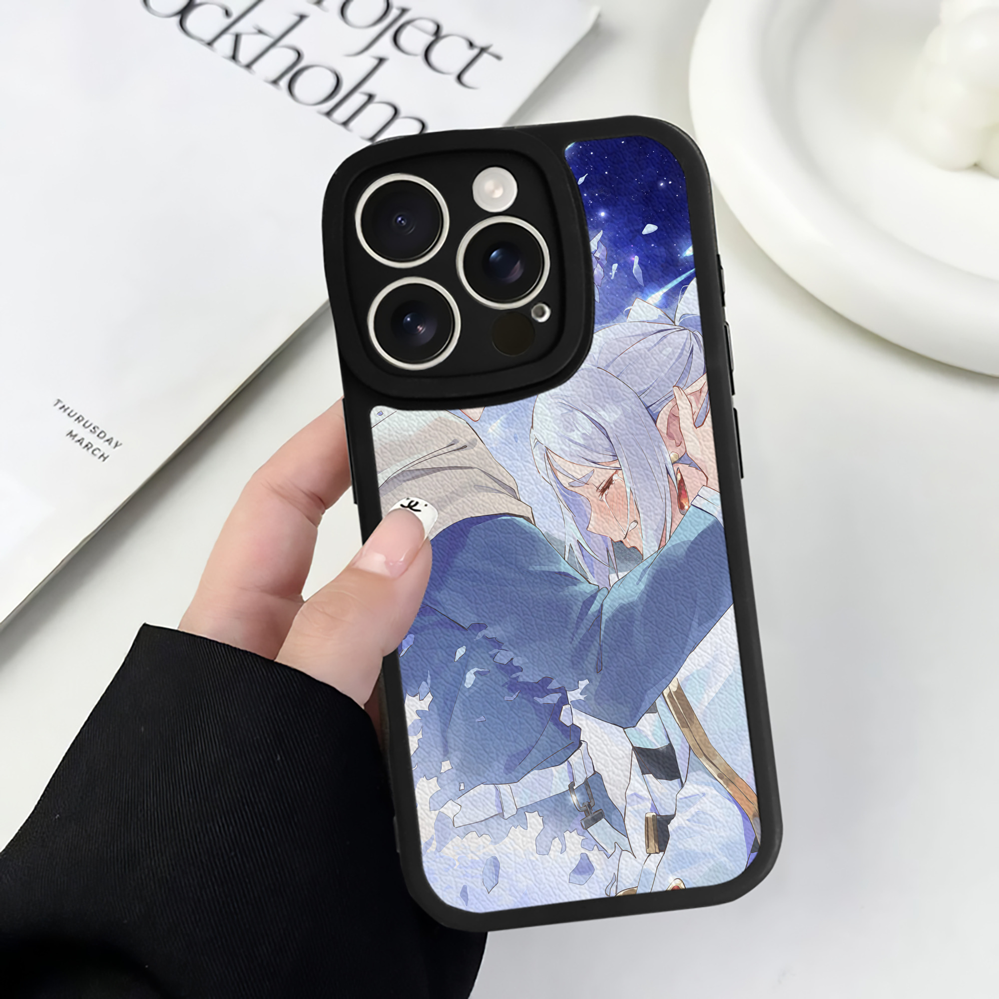 （画像用） 葬送のフリーレン Frieren 【iPhone 16シリーズ対応】シリコンスマホケース（レザー調） 材質：シリコン